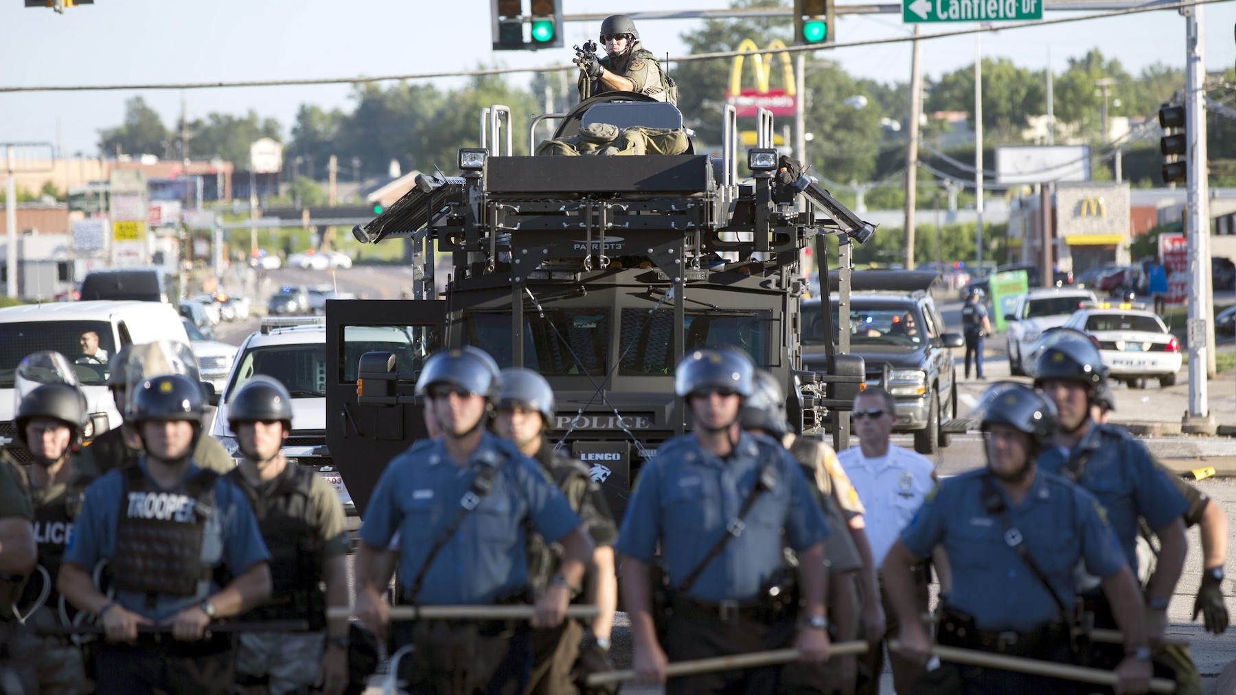 ferguson_police_weapons_wide-834211f639659da37848f9b99f7644dbf55a0fc1.jpg